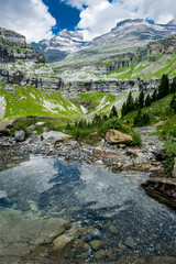 Un pequeño estanque refleja las cumbres de un circo glaciar en el Parque Nacional de Ordesa y Monte Perdido, en los Pirineos españoles