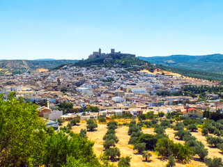 Vista de la localidad de Alcalá la Real, España, con sus casas bajas y los olivos que la rodean