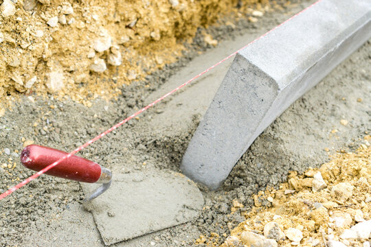 Randsteine in Beton setzen