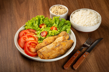 Fried fish with salad. Pexe Frito Brasileiro.