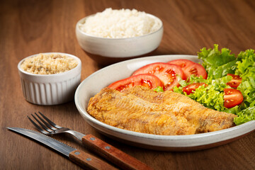 Fried fish with salad. Pexe Frito Brasileiro.