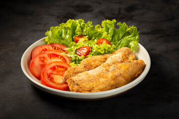 Fried fish with salad. Pexe Frito Brasileiro.