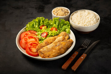 Fried fish with salad. Pexe Frito Brasileiro.