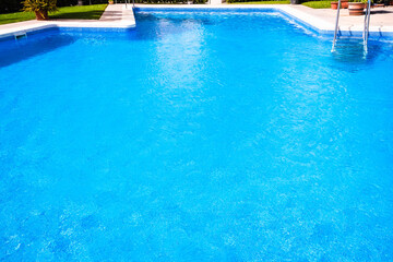 A pool with a metal ladder to access it and bathe in summer.