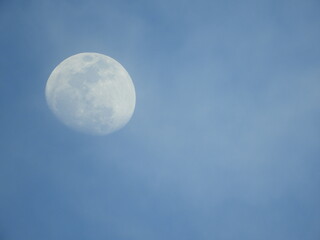 Naklejka na ściany i meble Luna, cielo azul y neblina