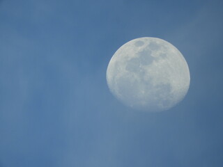 Luna, cielo azul y neblina