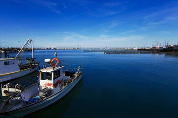 Naklejka na ściany i meble Barche in porto nel blu del mare Adriatico