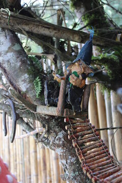 Duende, nomo en un mini puente entre el &aacute;rbol