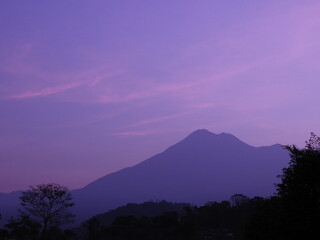 Amanecer o atardecer entre volcanes