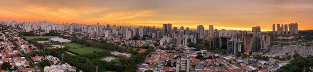 Fototapeta na wymiar Panoramic view of a beautiful sunset in the city.