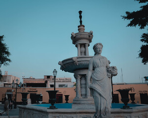 Fototapeta premium estatua, arquitectura, monumento, house of god, ciudad, cielo, edificio, plaza, trujillo, historia, azul, viajando, viejo, religiones, hito, turismo, arte, gemas, columna, antiguas, 