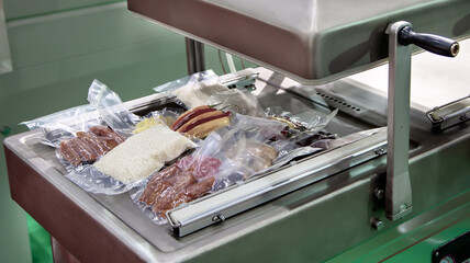 Automatic heat vacuum sealing package machine for food packaging product