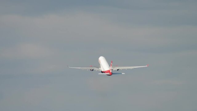 Wide body airliner gains altitude during takeoff