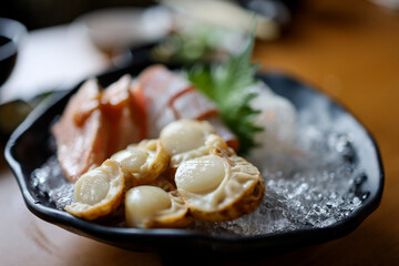 Fresh scallops with salmon on ice in a ready-to-eat restaurant.