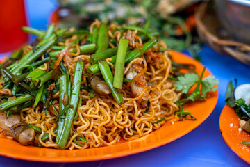 Close up photo of a plate of stir-fried razor clams with noodle 