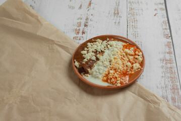 tortilla rellena de queso con salsa de diferente sabor, roja, verde, y blanca