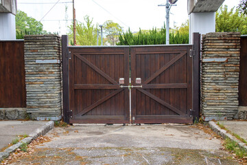 鍵のかかった木製の門