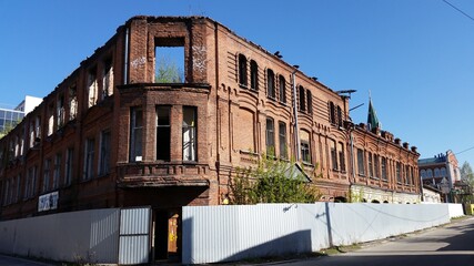 An old ruined building on Malo-Olonskaya Street, 21 in Barnaul. The former home of merchant Vasily Poskotinov