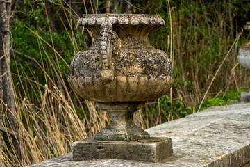 Escultura a la orilla del río Tajo en los jardines del principe de Aranjuez