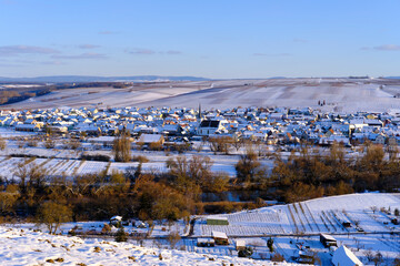 Weinort Nordheim am Main inmitten der Weinberge an der Volkacher Mainschleife im Winter, Unterfanken, Bayern, Deutschland