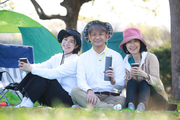 飲み物を飲む親子