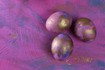 E’ Pasqua! Raffinate uova decorative colorate e dipinte in rosa, viola, blu e oro su un fondo dalle stesse tonalità; dettagli in primo piano 