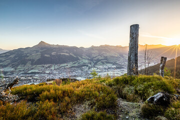Stadt Kitzbühel beim Sonnenaufgang mit Kitzbüheler Horn
