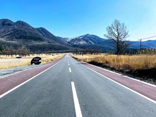 高原の中を走る道路