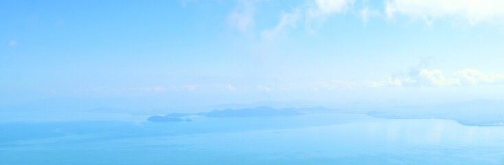 Naklejka premium 琵琶湖の風景のフレーム、びわ湖の上空撮影、滋賀県の水辺の風景