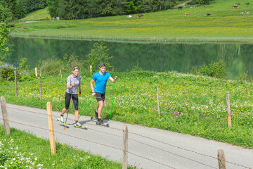 Zwei junge Langläufer beim Sommertraining auf Skirollern im klassischen Stil