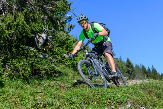 Mountainbiker beherrscht sein Rad in kniffligem Gelände