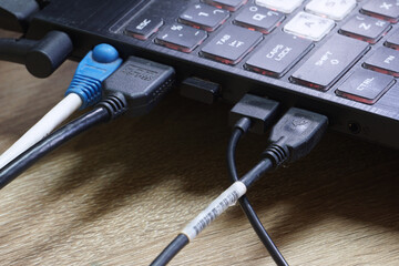 The device signal cable is connected to the laptop. Connecting cables include USB, HDMI, Lan, Power,