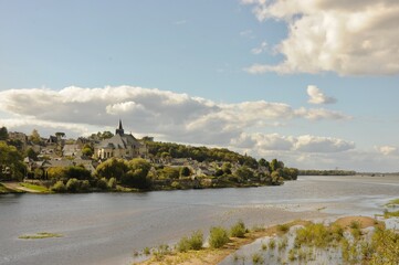 Fototapeta na wymiar Panorama sur un village au confluent de la loire et du cher (Candes saint martin - France)