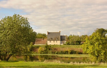 Vieille ferme en pierre tuffeau au bord de la rivière Le cher en France