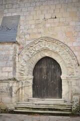 Porte ancienne d’une église en touraine (France)