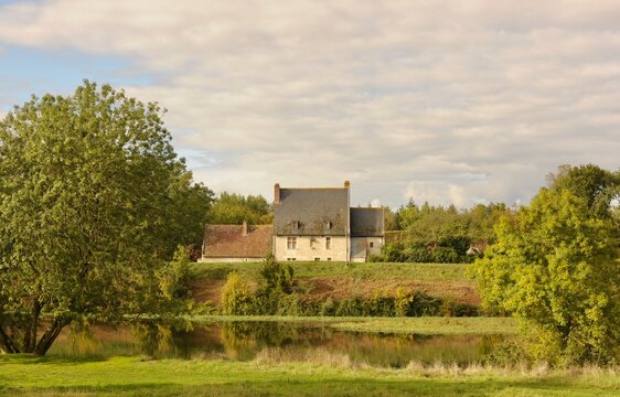 Vieille ferme en pierre tuffeau au bord de la rivi&egrave;re Le cher en France