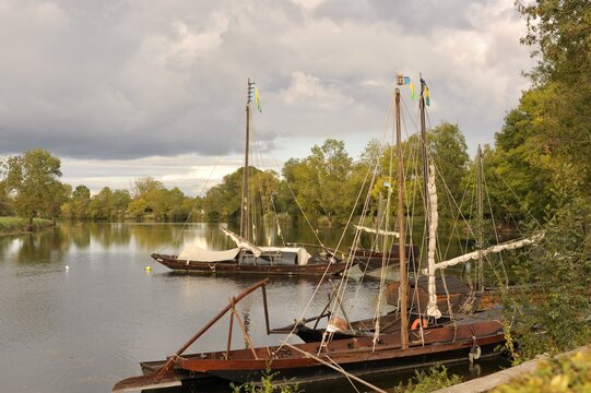Des chalands &agrave; quai en vall&eacute;e de la loire &agrave; l&rsquo;automne (Sablonni&egrave;res - France)