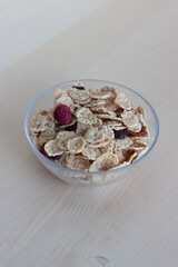Tarro de cristal con cereales y fruta deshidratada sobre fondo de madera