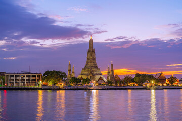 Fototapeta na wymiar Wat Arun Temple at twilight in bangkok Thailand.