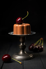 czekoladowy deser z czereśniami