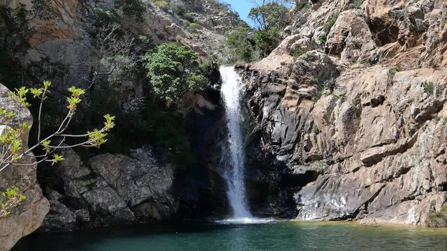 Bellissima cascata nel monte nieddu in sardegna
