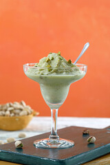 granita di pistacchio in bicchiere sfondo colorato
