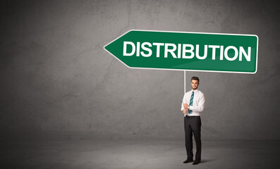 Obraz premium Young business person in casual holding road sign