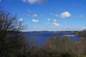Obraz premium Blaue, sonnige Panoramalandschaft der Havel bei Schwanenwerder in Berlin