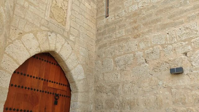 Puerta de acceso y entrada al castillo medieval de Fuensalda&ntilde;a en la provincia de Valladolid
