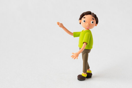 粘土の説明している男の子