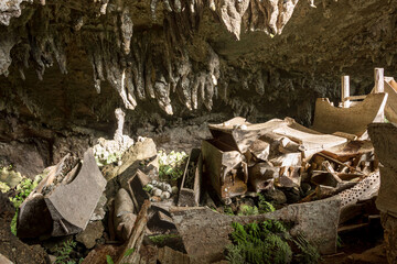 The spectacular cave tomb of Lombok Parinding which has housed the dead of Tana Toraja since 700 years. The tomb is famous for its ancient, ornate coffins, called Erong, and exposed skulls and bones