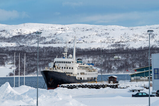 Kreuzfahrtschiff Kirkenes Norwegen Nordkapp Winter Schnee Hurtigruten