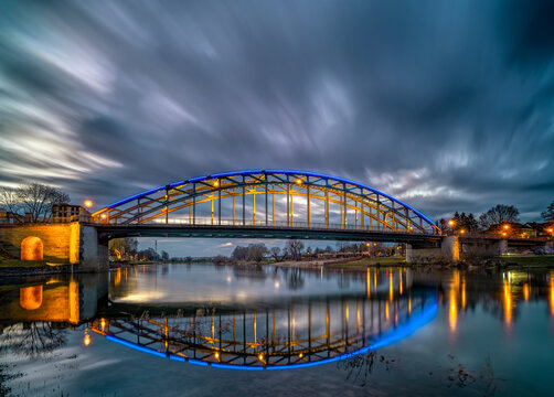 Rinteln ziehende Wolken an beleuchteter Weserbr&uuml;cke