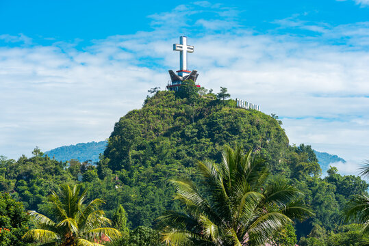 The Cross Monument of Rantepao, located on the hill Buntu Singki in the southern province of Sulawesi. From the top you have a panoramic view of the surrounding landscape of Tana Toraja